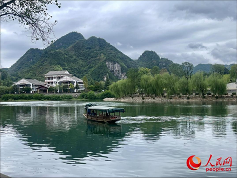 秋日的邊城鎮(zhèn)，青山滴翠、碧水含情。人民網(wǎng) 周靜圓攝