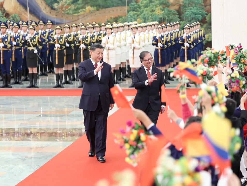 10月25日下午，國(guó)家主席習(xí)近平在北京人民大會(huì)堂同來(lái)華進(jìn)行國(guó)事訪問(wèn)的哥倫比亞總統(tǒng)佩特羅舉行會(huì)談。這是會(huì)談前，習(xí)近平在人民大會(huì)堂北大廳為佩特羅舉行歡迎儀式。