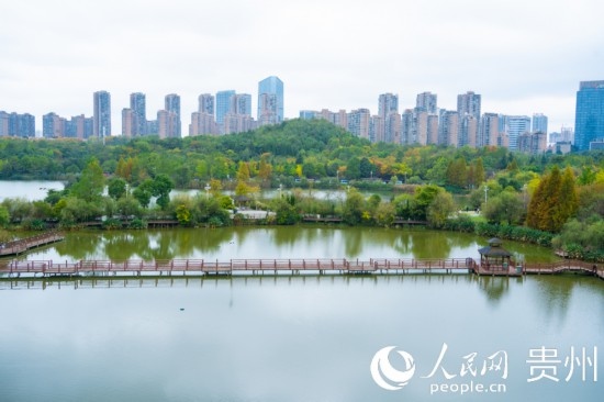 秋日時(shí)節(jié)，觀山湖公園景色美不勝收。人民網(wǎng) 陽茜攝