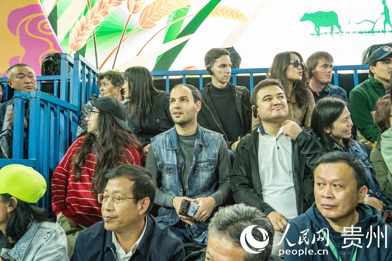 “村BA”決賽現(xiàn)場，看臺座無虛席。人民網(wǎng) 陽茜攝