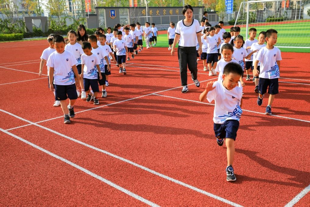2023年9月，雄安史家胡同小學(xué)的學(xué)生們?cè)诓賵?chǎng)上活動(dòng)。新華社記者張鋮 攝