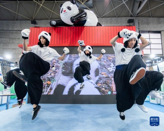  10月29日，街舞隊(duì)在日本大阪國(guó)際會(huì)展中心中國(guó)館表演街舞。新華社發(fā)（中國(guó)駐大阪旅游辦事處供圖）