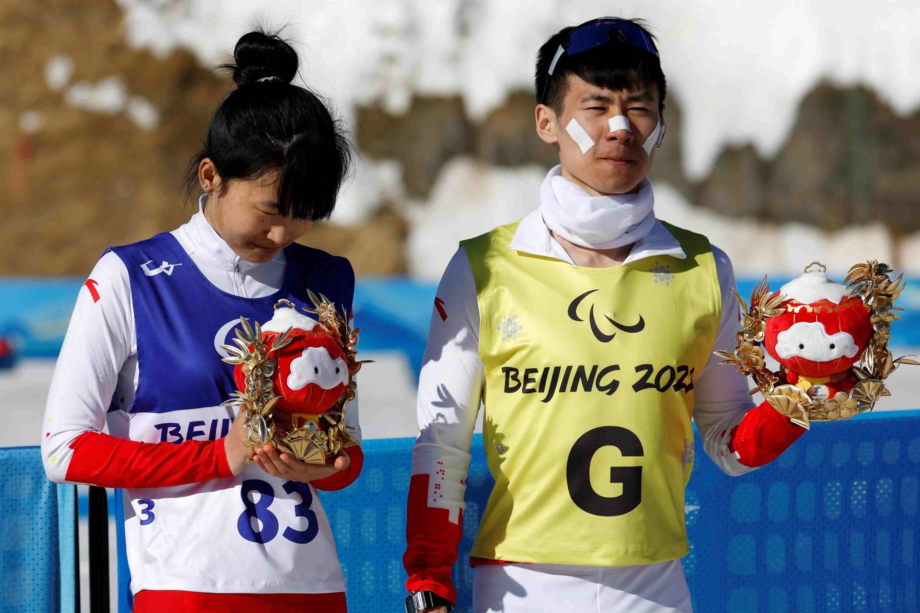 △2022年3月8日，在2022冬殘奧會殘奧冬季兩項女子中距離（視障）比賽中，中國選手王躍（左）獲季軍。