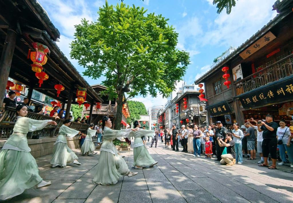 國(guó)慶節(jié)期間，福州市三坊七巷歷史文化街區(qū)上演《尋夢(mèng)閩都》快閃。新華社發(fā)