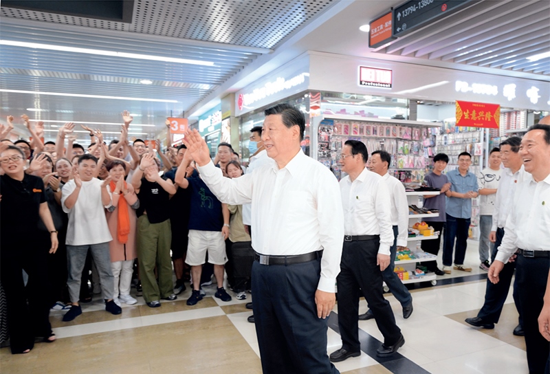 2023年9月20日至21日，中共中央總書記、國家主席、中央軍委主席習近平在浙江考察。這是20日上午，習近平在義烏國際商貿(mào)城考察時，同商戶親切交流。 新華社記者 李學仁/攝