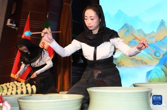10月30日，演員在伊朗德黑蘭伊朗國家藝術(shù)科學(xué)院舉行的“青風(fēng)海上來”浙江青瓷巡禮開幕式暨“萬象中國·天下寧波”寧波文旅推介會(huì)開幕式上表演。新華社記者 沙達(dá)提 攝