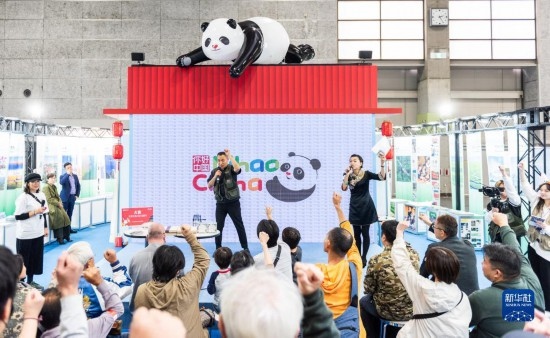  10月29日，游客在日本大阪國(guó)際會(huì)展中心中國(guó)館參與中國(guó)旅游知識(shí)問(wèn)答活動(dòng)。新華社發(fā)（中國(guó)駐大阪旅游辦事處供圖）