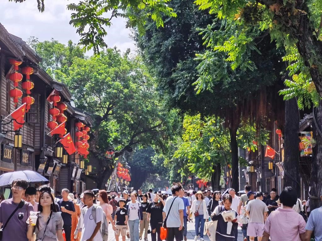 國(guó)慶節(jié)期間，三坊七巷歷史文化街區(qū)游人如織。新華社發(fā)