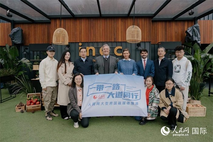 在烏拉圭第118屆普拉多牧農(nóng)業(yè)國(guó)際博覽會(huì)上，烏拉圭國(guó)家肉類協(xié)會(huì)主席與人民網(wǎng)記者合影。人民網(wǎng)記者 張若涵攝