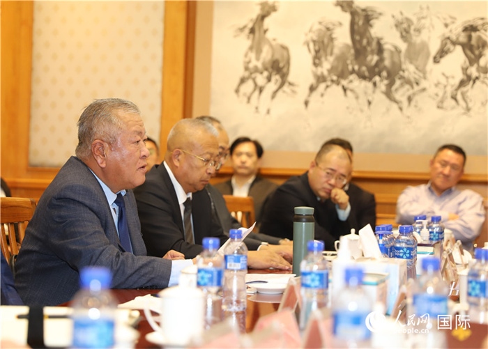 2.2023年10月30日，張義波（左一）會(huì)長(zhǎng)匯報(bào)商會(huì)工作情況。人民網(wǎng)記者 霍文攝