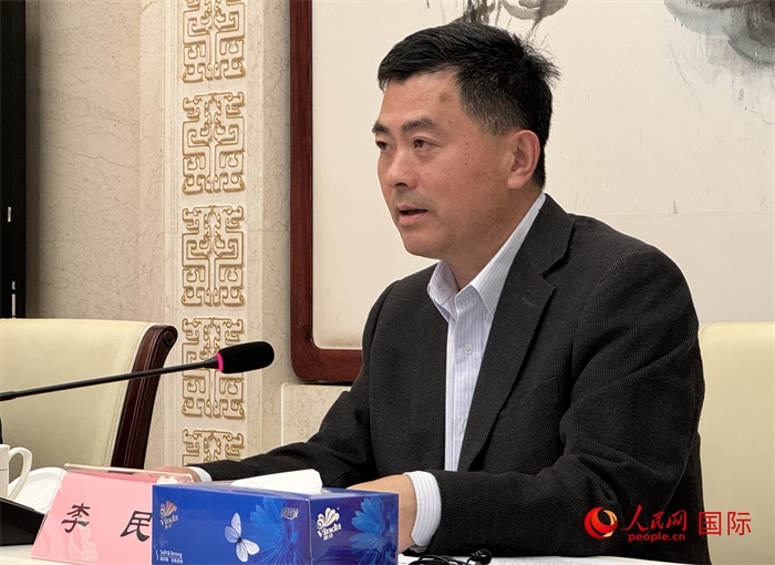10月31日，歐美同學(xué)會(huì)秘書長李民在第五屆中法文化論壇媒體吹風(fēng)會(huì)上講話。（人民網(wǎng) 謝瑩攝）