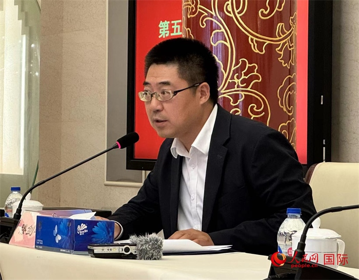 10月31日，歐美同學(xué)會(huì)副秘書長滕劍峰在第五屆中法文化論壇媒體吹風(fēng)會(huì)上講話。（人民網(wǎng) 謝瑩攝）