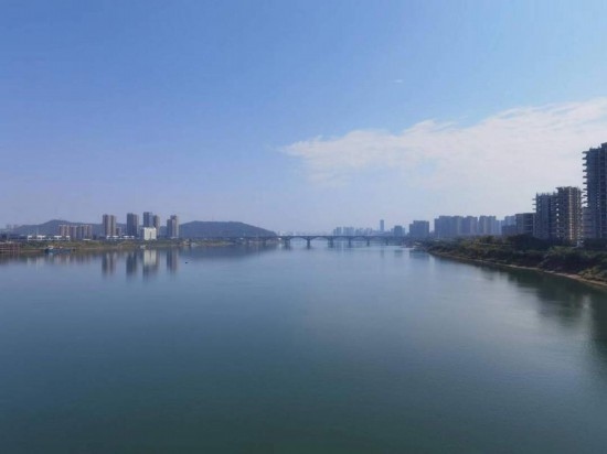10月24日，在清水塘大橋景觀通道上拍攝的湘江景色。本報(bào)記者 常雯宜攝
