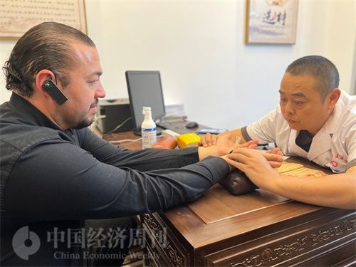  （外媒記者走進(jìn)中醫(yī)堂，問(wèn)診中醫(yī)名師。中國(guó)經(jīng)濟(jì)周刊記者 郭志強(qiáng)攝）