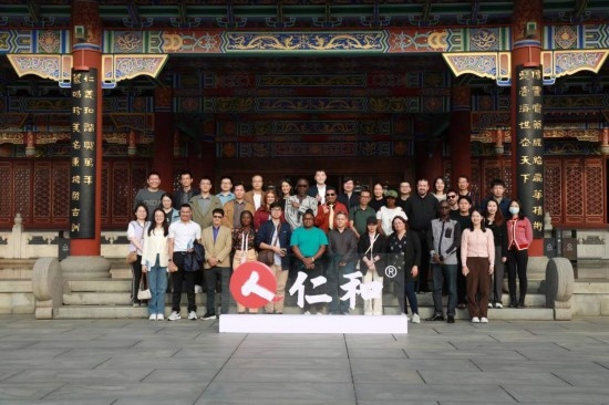 2023“一帶一路”媒體合作論壇聯(lián)合采訪團參觀仁和集團。（受訪者供圖）