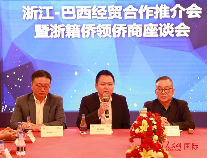 中國駐里約代總領事王尉育（中）在活動中致辭。人民網(wǎng)記者 陳海琪攝