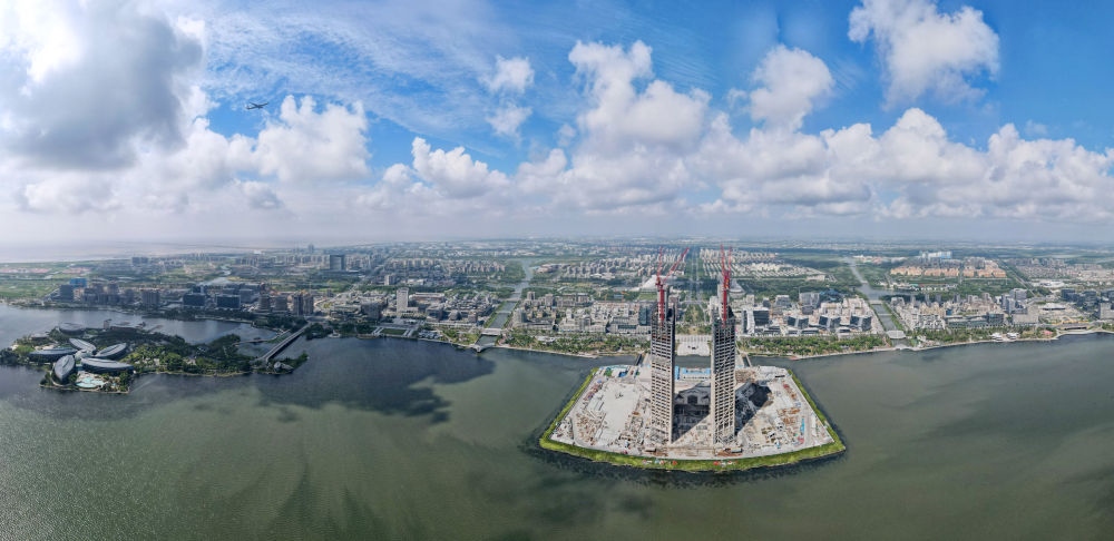 空中俯瞰中國（上海）自由貿(mào)易試驗區(qū)臨港新片區(qū)，左上為東海大橋，前為建設(shè)中的中銀金融中心大樓（2023年9月6日攝，無人機照片）。新華社記者 方喆 攝