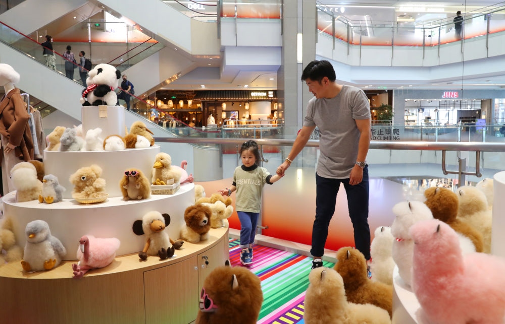 2023年11月2日，顧客在溫暖駝品牌專柜內(nèi)選購。連續(xù)六年參加進博會的秘魯羊駝制品品牌溫暖駝在上海市中心商場開設(shè)了專柜。新華社記者 方喆 攝