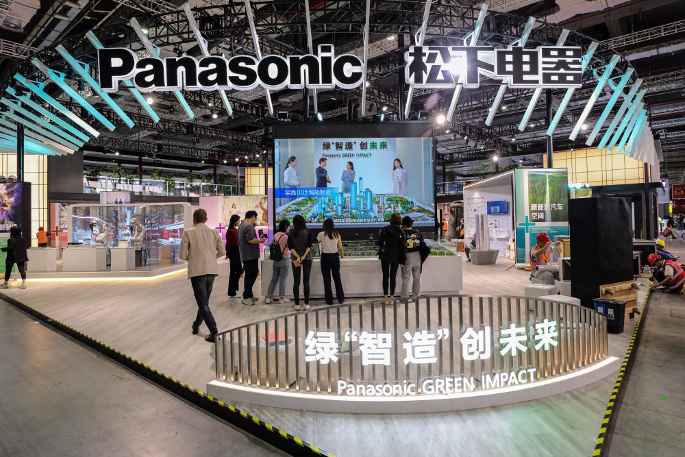 2023年11月2日，工作人員在進博會松下電器展位做準(zhǔn)備工作。新華社記者 辛夢晨 攝