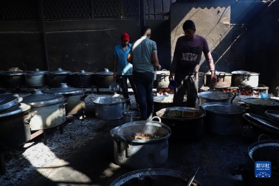 11月3日，在加沙地帶南部城市拉法，人們在煤氣中斷后用柴火做飯。新華社發(fā)（里澤克·阿卜杜勒賈瓦德攝）