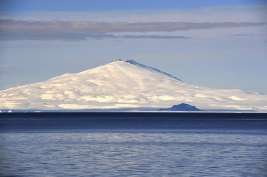 羅斯海沿岸的火山。新華社記者 張建松 攝