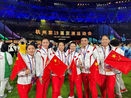 杭州亞運會閉幕式上，教練李紅（右三）和隊員們合影（左二為龔莉）。受訪者供圖