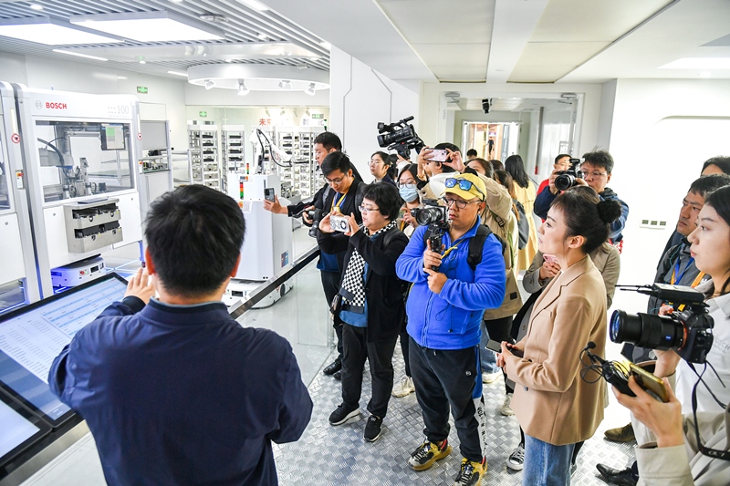 2023年10月16日，第三屆“一帶一路”國際合作高峰論壇新聞中心組織中外記者采訪。記者在中德大廈內(nèi)的博世未來工廠展區(qū)參觀，了解其高質(zhì)量創(chuàng)新發(fā)展成果。