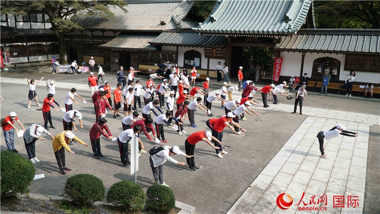開跑前，中日青少年一起做熱身運(yùn)動。人民網(wǎng) 蔣曉辰攝