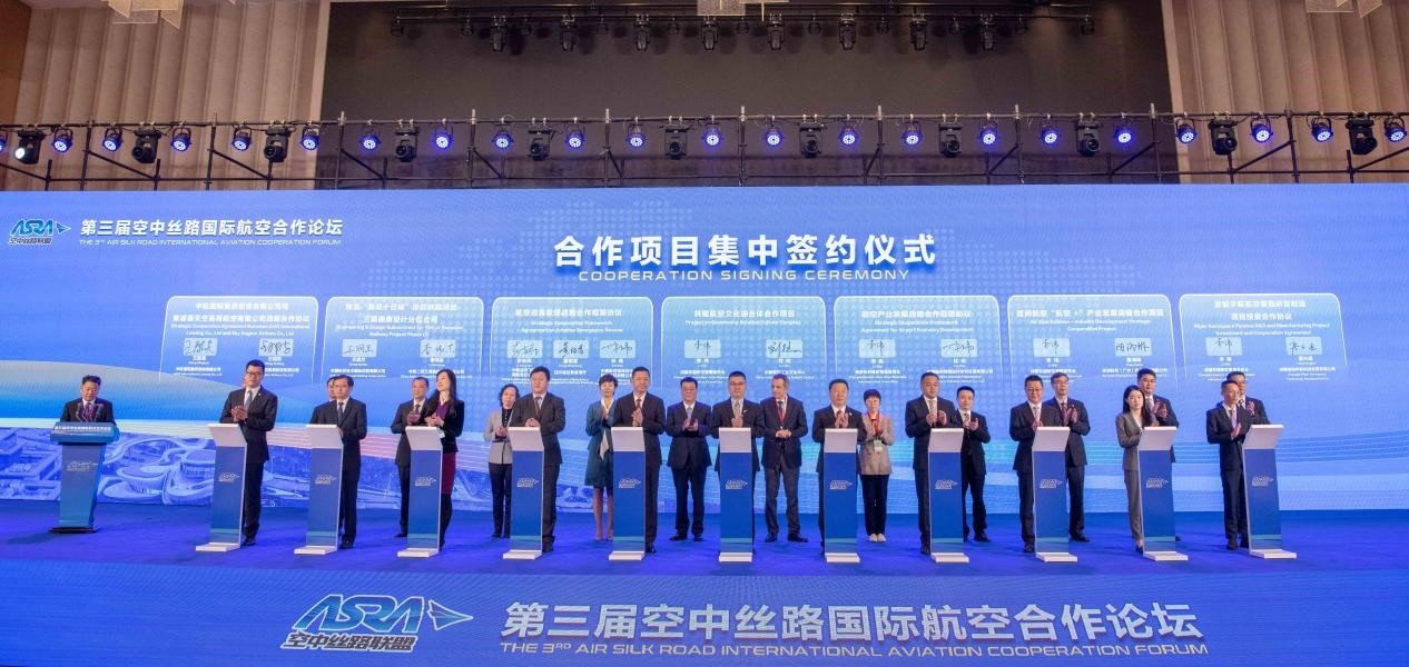 圖為7個(gè)國內(nèi)外合作項(xiàng)目現(xiàn)場簽約。人民網(wǎng)記者 唐宋攝