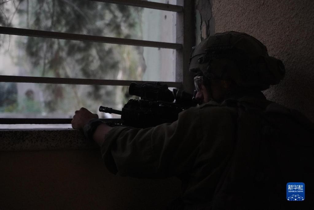 這張以色列國防軍11月9日發(fā)布的照片顯示，以軍地面部隊在加沙城進行軍事行動。新華社發(fā)
