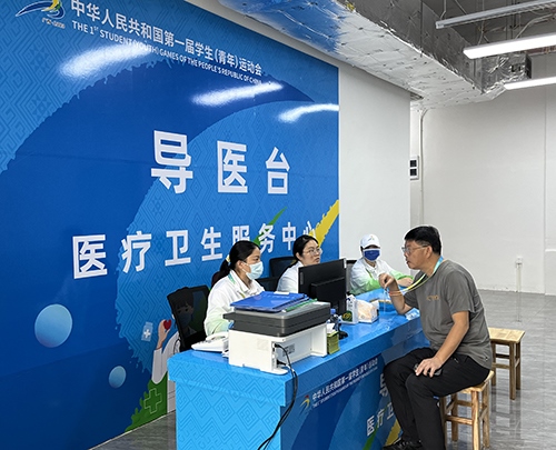 村內(nèi)住客在醫(yī)療衛(wèi)生服務(wù)中心導(dǎo)醫(yī)臺(tái)問診。人民網(wǎng)記者 歐興榮攝