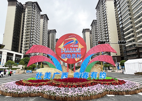 運(yùn)動(dòng)員村入口處標(biāo)識(shí)標(biāo)牌成為極受歡迎的打卡點(diǎn)。人民網(wǎng)記者 歐興榮攝