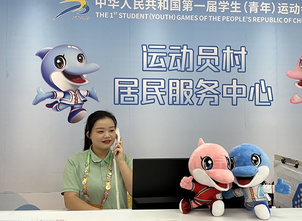 朱珊妮在接聽住宿服務(wù)中心的熱線電話。人民網(wǎng)記者 歐興榮攝