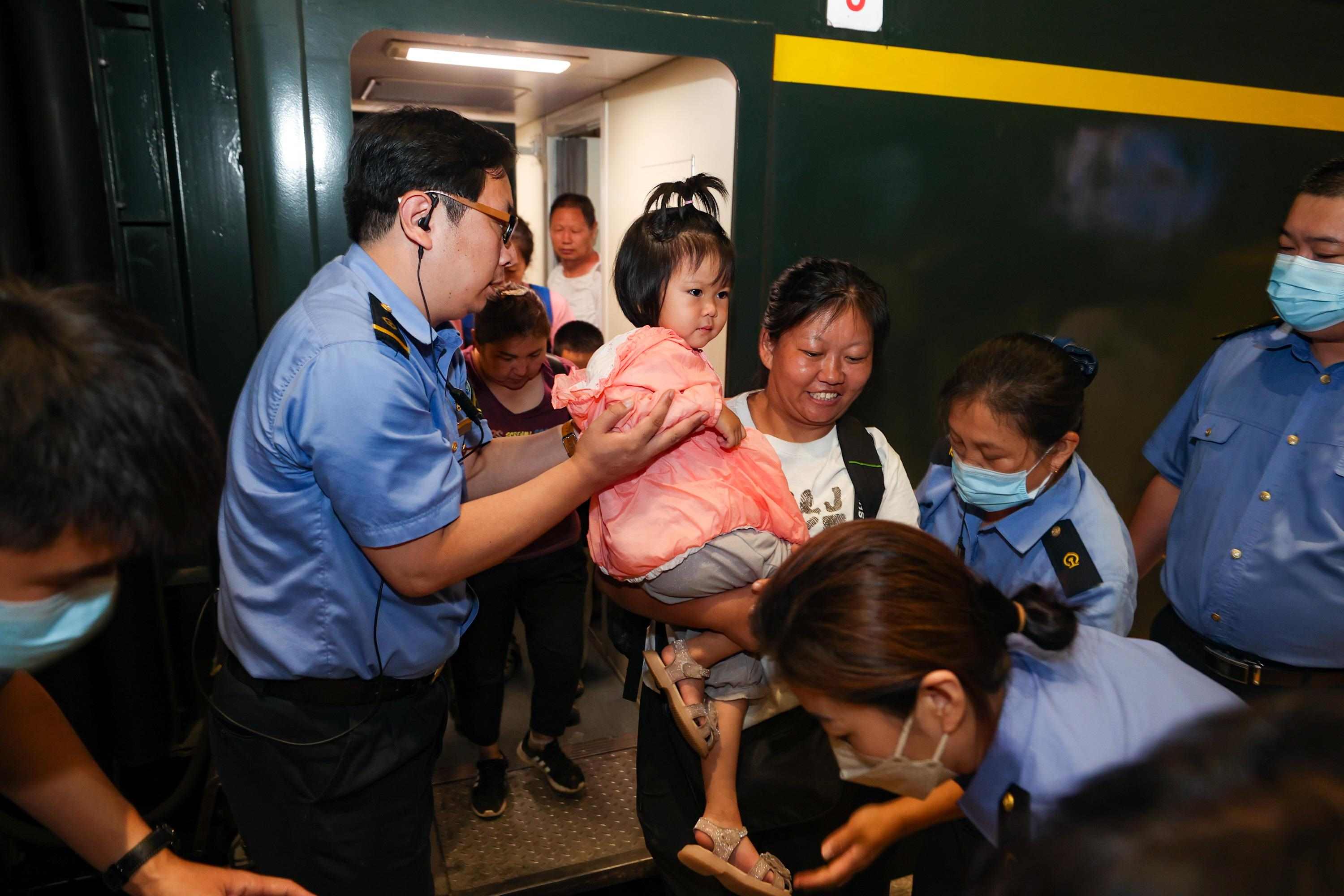 2023年8月2日，因強(qiáng)降雨被困的K396次列車第二批近500名旅客在救援隊(duì)的一路護(hù)送下，徒步五個小時抵達(dá)妙峰山鎮(zhèn)水峪嘴村。稍作休整后，他們乘坐臨時旅客列車前往北京豐臺站。