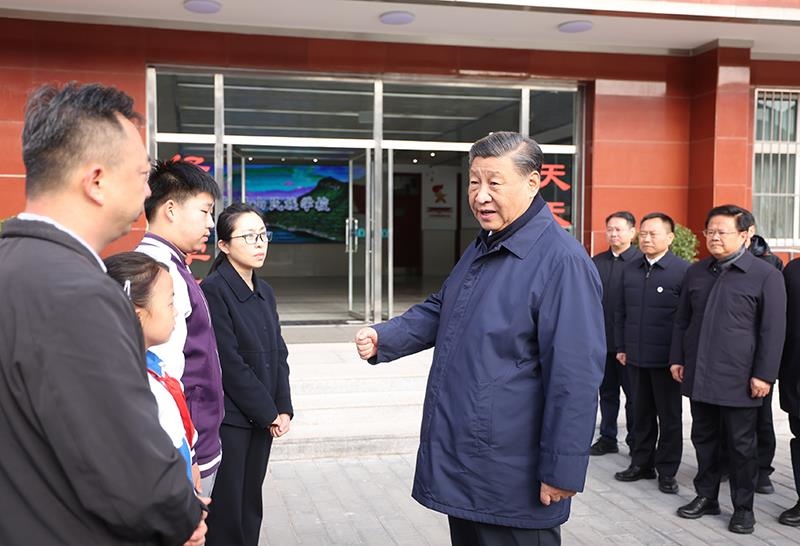 2023年11月10日，習(xí)近平總書記在北京門頭溝妙峰山民族學(xué)校，親切慰問因公犧牲烈士家屬。