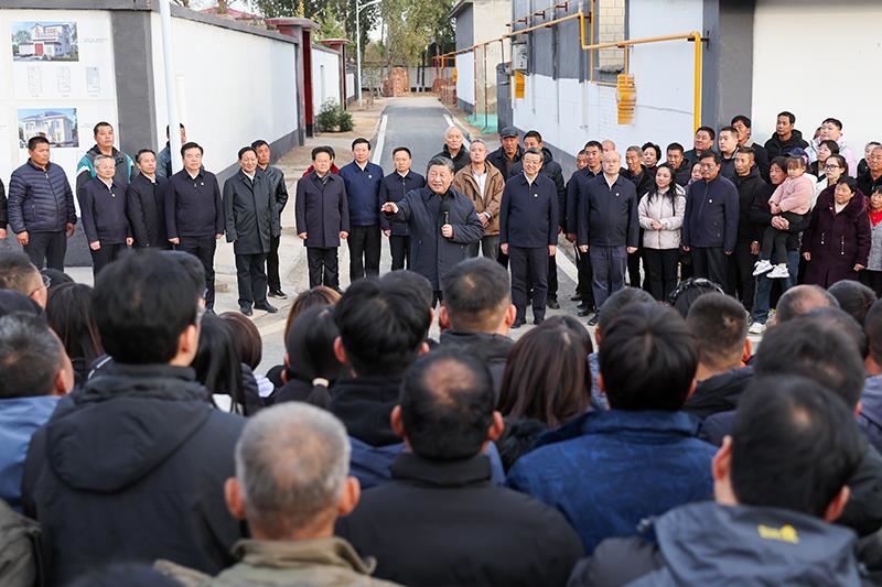 2023年11月10日，習(xí)近平總書記在河北保定涿州市萬全莊村考察時，同村民們親切交流。