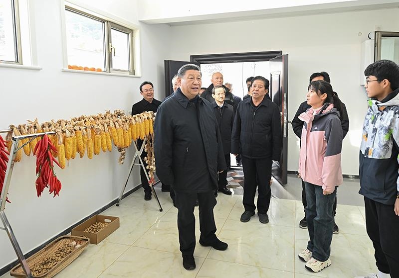 2023年11月10日，習(xí)近平總書記在北京門頭溝妙峰山鎮(zhèn)水峪嘴村村民李盟家看望慰問，了解房屋受損、修繕和冬季取暖等情況。