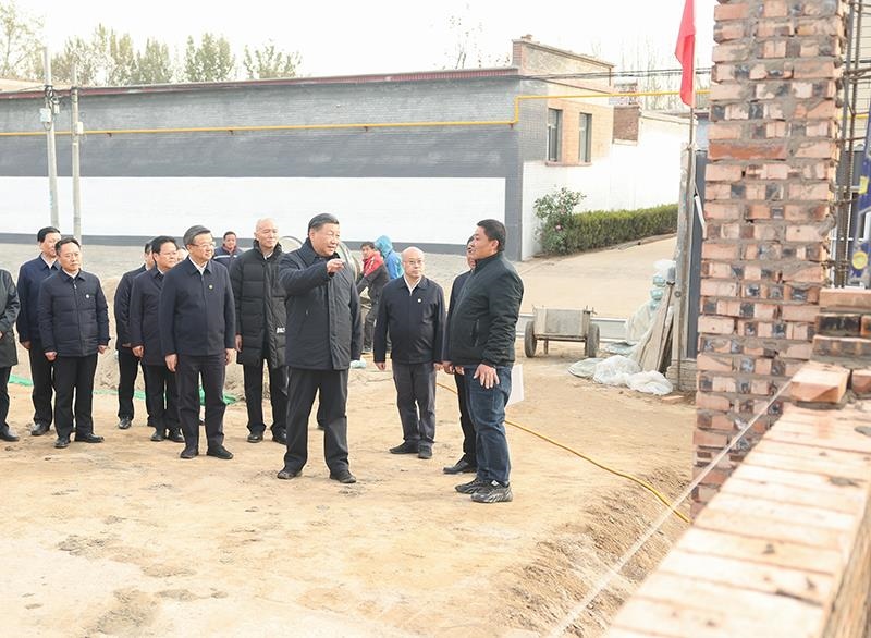 2023年11月10日，習(xí)近平總書記在河北保定涿州市萬全莊村房屋重建施工現(xiàn)場考察。
