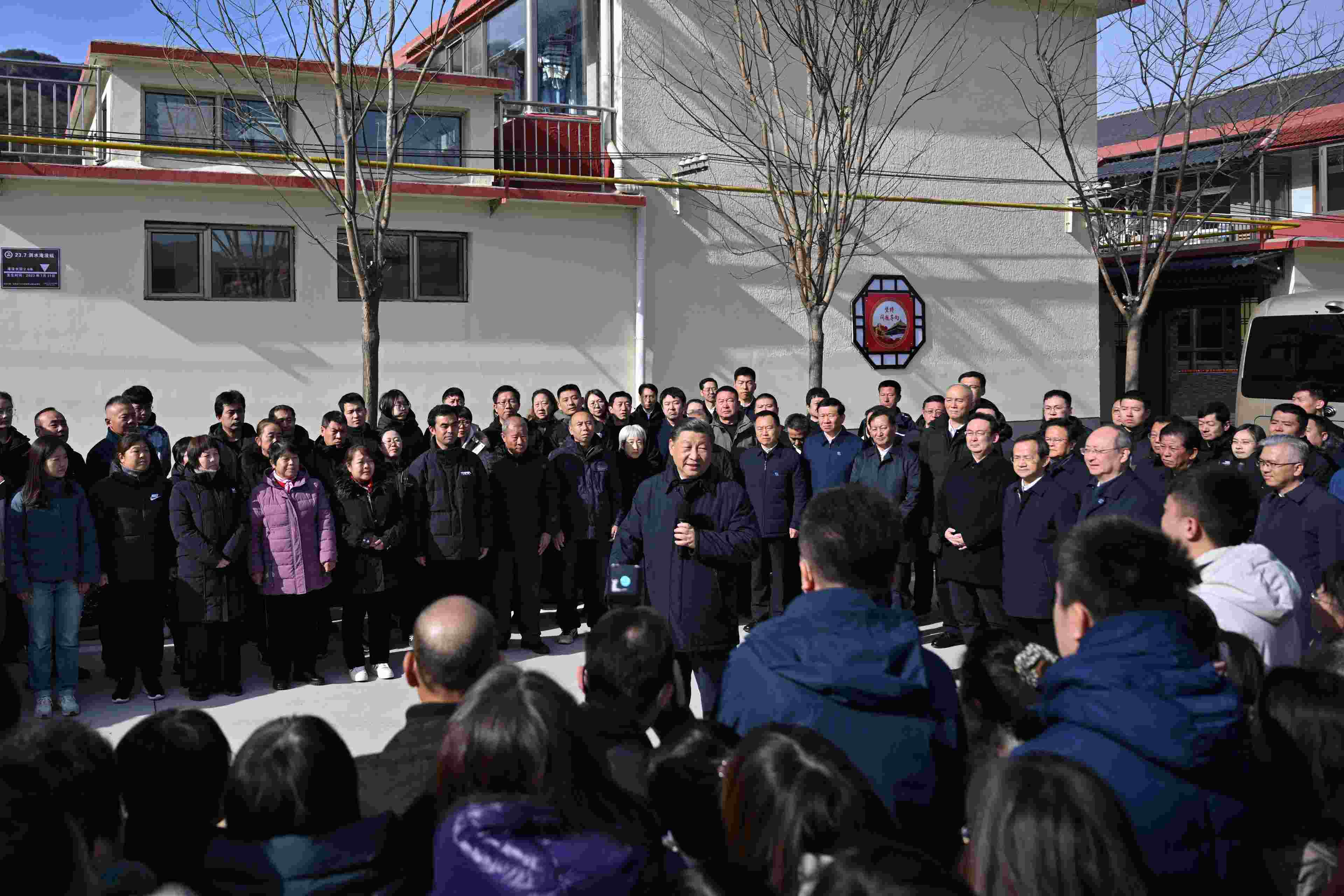 2023年11月10日，習(xí)近平總書記在北京市門頭溝區(qū)妙峰山鎮(zhèn)水峪嘴村考察時(shí)，同當(dāng)?shù)厝罕娪H切交流。