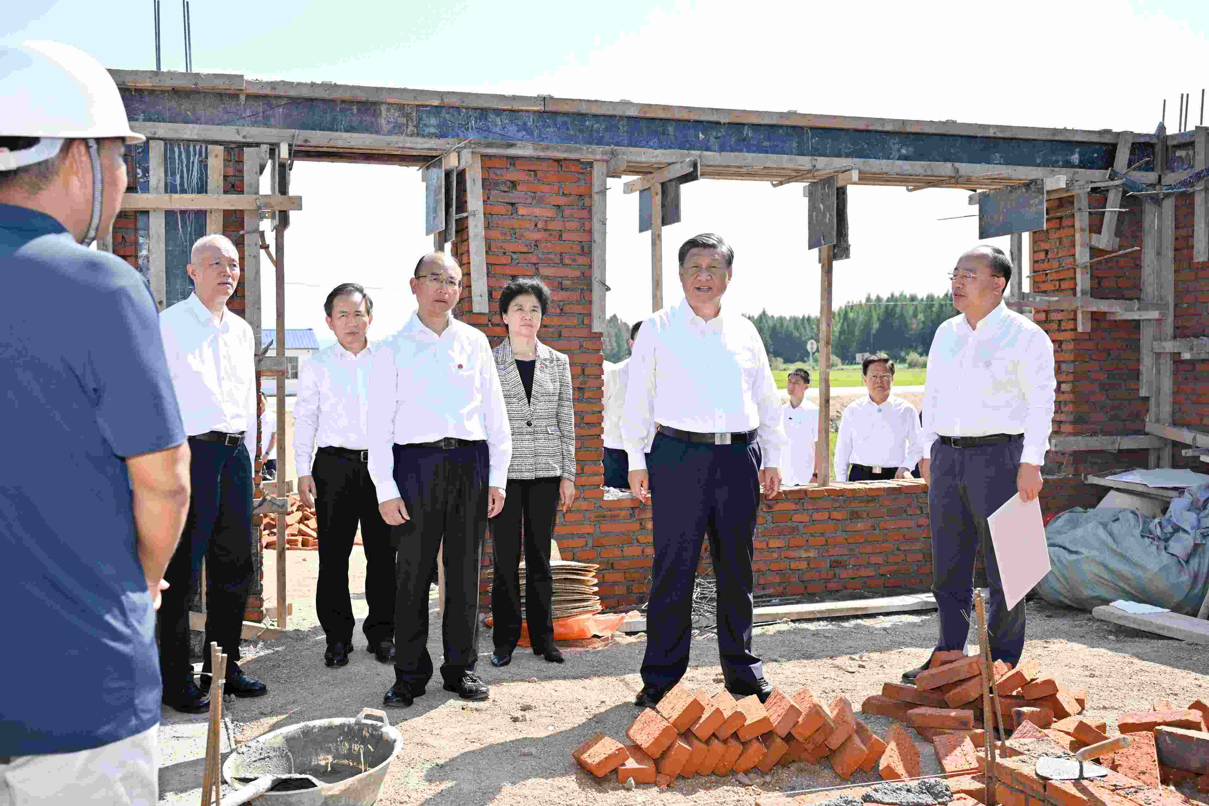 2023年9月7日，習(xí)近平總書記在遭受洪澇災(zāi)害的黑龍江省哈爾濱尚志市老街基鄉(xiāng)龍王廟村，察看水毀房屋重建情況。