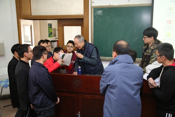 鐘萬(wàn)勰院士為學(xué)生們答疑解惑。大連理工大學(xué)供圖