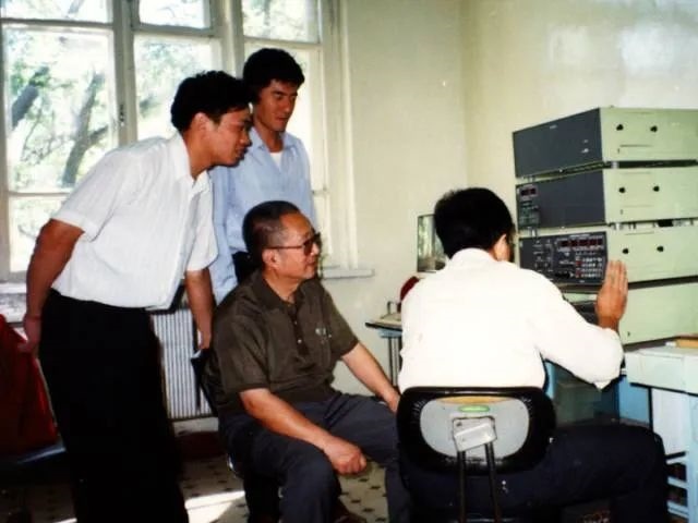 秦裕琨與團隊在一起。哈爾濱工業(yè)大學供圖