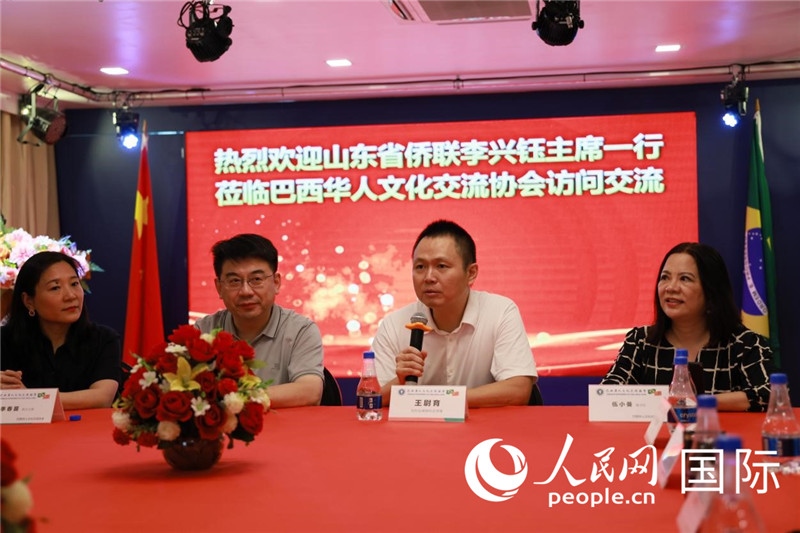 中國駐里約熱內(nèi)盧副總領(lǐng)事王尉育（右二）發(fā)表致辭。人民網(wǎng)記者宋亦然攝