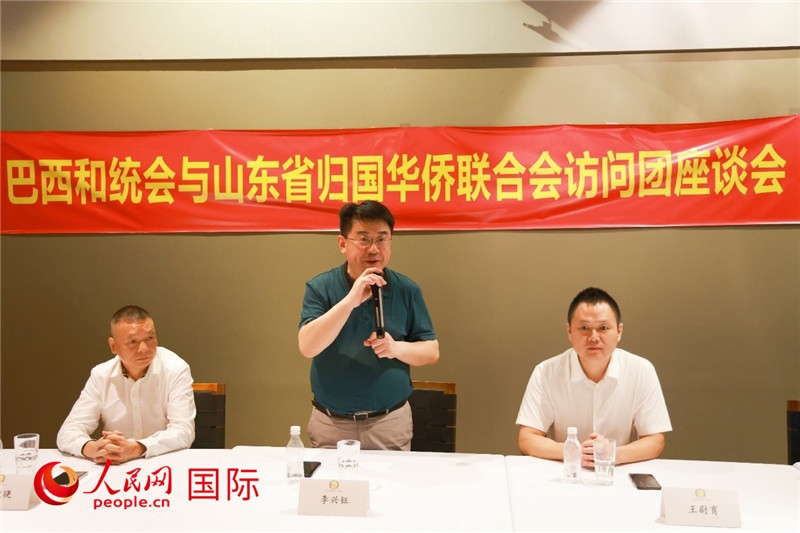 中國僑聯(lián)副主席、山東省僑聯(lián)主席李興鈺（中）在座談會上致辭。人民網(wǎng)記者 陳海琪攝