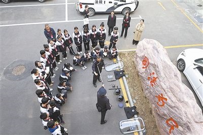 圖②：法警對警用裝備的使用進行現(xiàn)場演示。