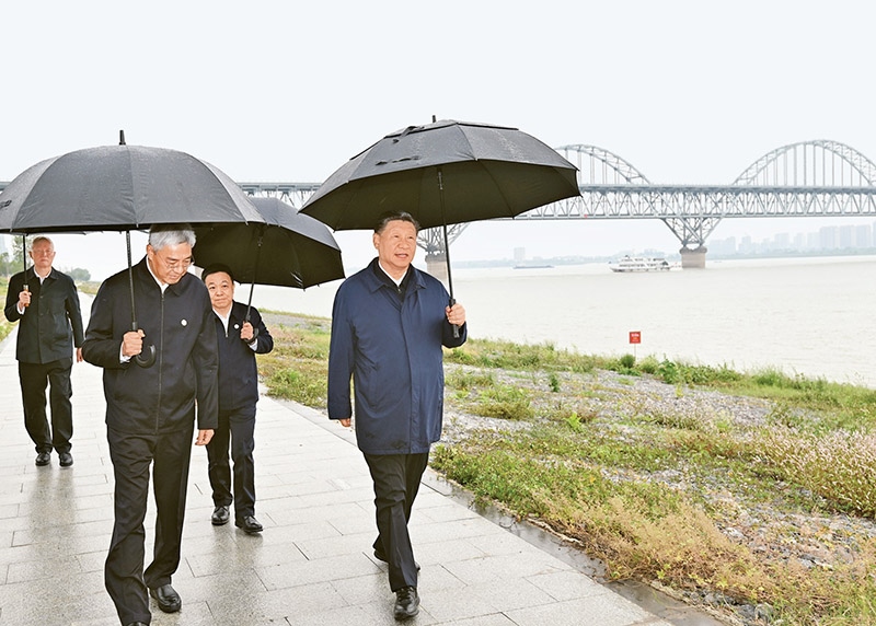 2023年10月10日至13日，中共中央總書記、國家主席、中央軍委主席習(xí)近平在江西考察。這是10日下午，習(xí)近平在長(zhǎng)江國家文化公園九江城區(qū)段考察時(shí)，冒雨沿江堤步行察看沿岸風(fēng)貌。 新華社記者 謝環(huán)馳/攝