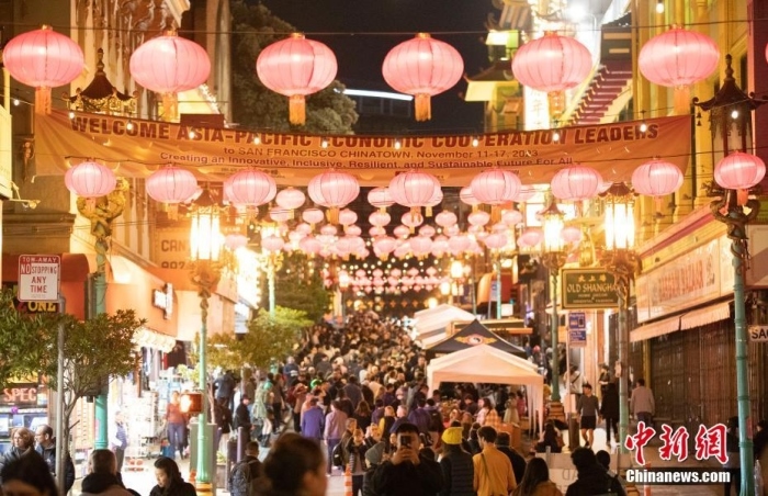 當(dāng)?shù)貢r(shí)間11月10日，美國舊金山唐人街夜市人頭攢動(dòng)。亞太經(jīng)合組織(APEC)第三十次領(lǐng)導(dǎo)人非正式會(huì)議將在舊金山舉行，當(dāng)?shù)靥迫私钟?jì)劃舉辦包括夜市在內(nèi)的多場活動(dòng)，以吸引與會(huì)者、游客和市民的光顧。<a target='_blank' href='/'><p class=