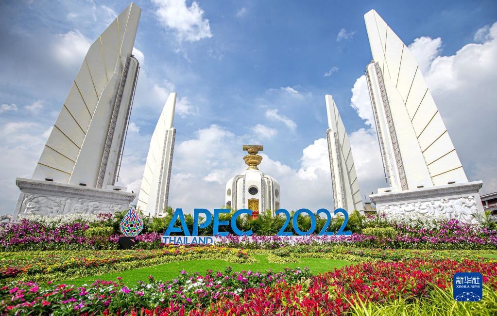 這是2022年11月16日在泰國首都曼谷街頭拍攝的2022年亞太經(jīng)合組織會議標(biāo)識。新華社記者 王騰 攝