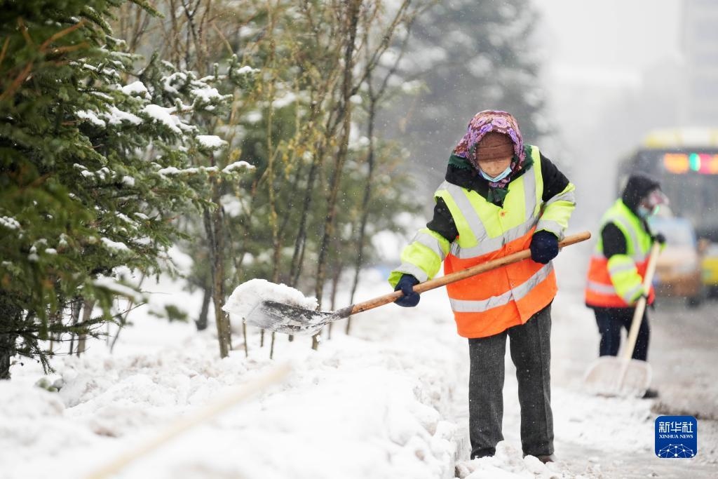 11月16日，環(huán)衛(wèi)工人在清理道路上的積雪。當日，黑龍江哈爾濱市迎來雨雪天氣。新華社記者 王建威 攝