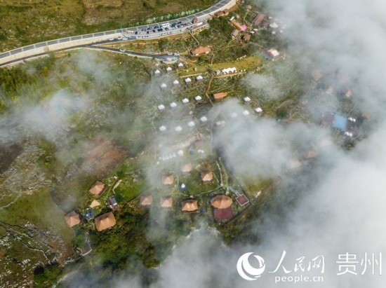 航拍掩映在晨間薄霧中的“花都里·化屋野奢度假營地“。人民網(wǎng) 陽茜攝